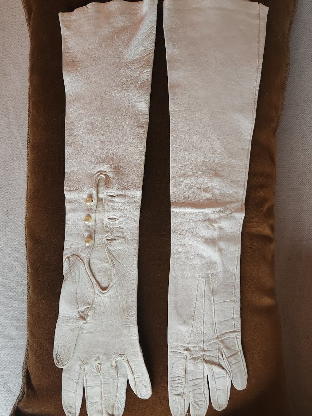 Vintage Ivory Kid Leather Opera Gloves with Pearl Buttons - Sz 6 (XS)